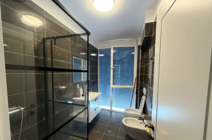 Tirane, jepet me qera apartament 2+1+Ballkon Kati 2, 80 m² 750 € (Barrikada)