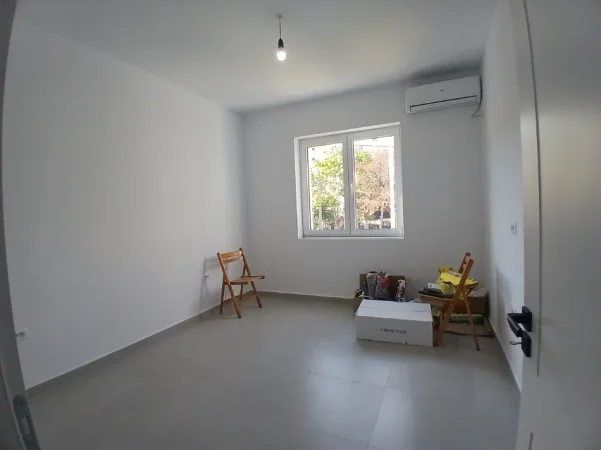 Tirane, jepet me qera ambjent biznesi Kati 2, 74 m² 1.000 € (Mine peza)