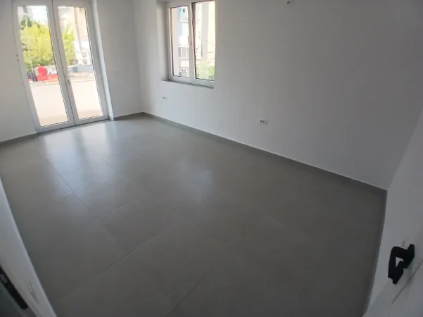 Tirane, jepet me qera ambjent biznesi Kati 2, 74 m² 1.000 € (Mine peza)