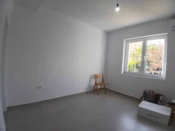 Tirane, jepet me qera ambjent biznesi Kati 2, 74 m² 1.000 € (Mine peza)