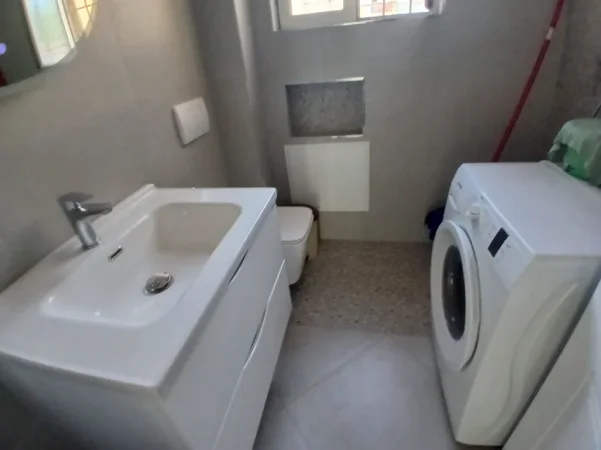 Tirane, jepet me qera ambjent biznesi Kati 2, 74 m² 1.000 € (Mine peza)