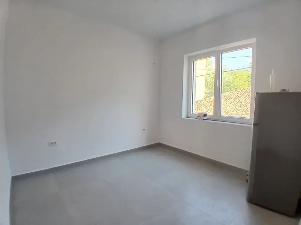 Tirane, jepet me qera ambjent biznesi Kati 2, 74 m² 1.000 € (Mine peza)