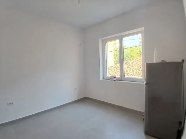 Tirane, jepet me qera ambjent biznesi Kati 2, 74 m² 1.000 € (Mine peza)