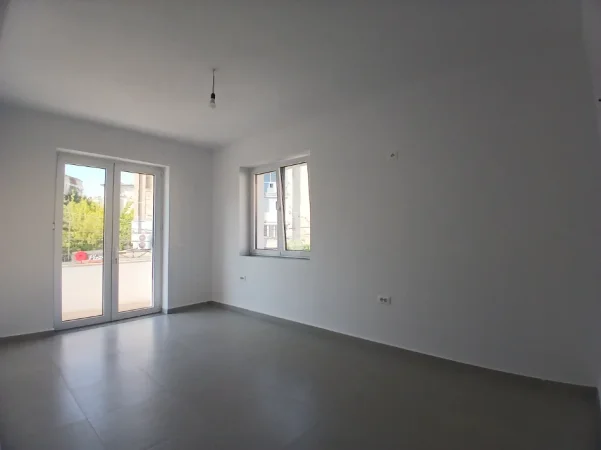 Tirane, jepet me qera ambjent biznesi Kati 2, 74 m² 1.000 € (Mine peza)