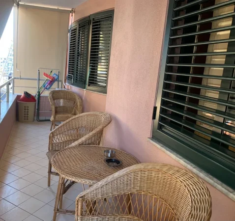 JEPET ME QIRA APARTAMENT 2+1+2  TE JOENA PRANE 21 DHJETORIT 700 €