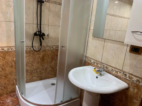 JEPET ME QIRA APARTAMENT 2+1+2  TE JOENA PRANE 21 DHJETORIT 700 €