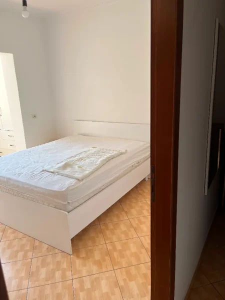 Tirane, jepet me qera Apartament 1+1, Kati 3, Mobiluar, Çmimi 40.000 Lekë të Reja, tek Varri Bamit,Tiranë.