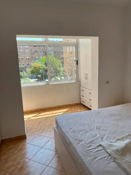 Tirane, jepet me qera Apartament 1+1, Kati 3, Mobiluar, Çmimi 40.000 Lekë të Reja, tek Varri Bamit,Tiranë.