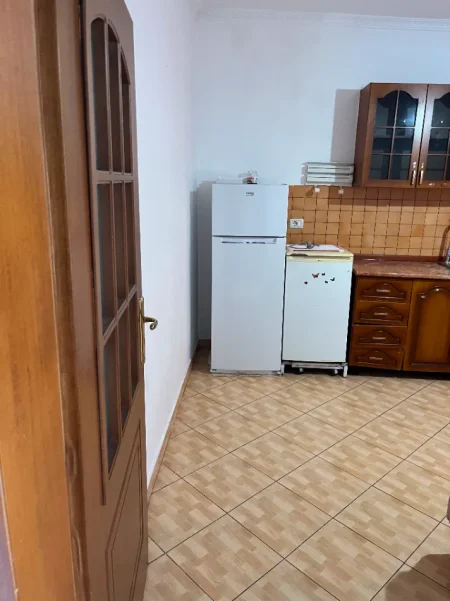 Tirane, jepet me qera Apartament 1+1, Kati 3, Mobiluar, Çmimi 40.000 Lekë të Reja, tek Varri Bamit,Tiranë.