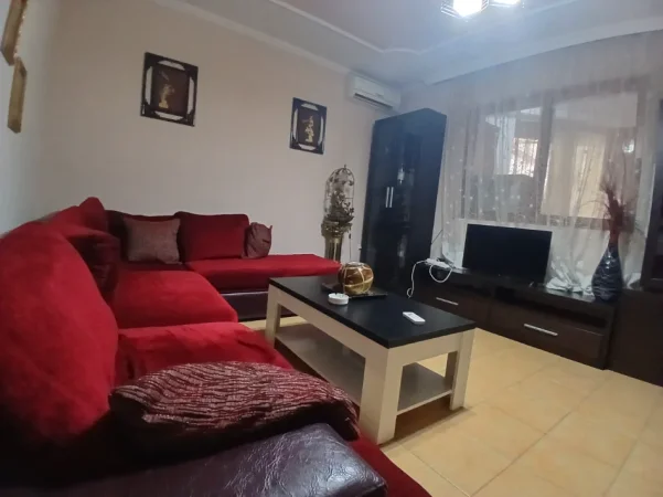 Tirane, jepet me qera apartament 2+1+Ballkon Kati 1, 80 m² 400 € (Ali dem)