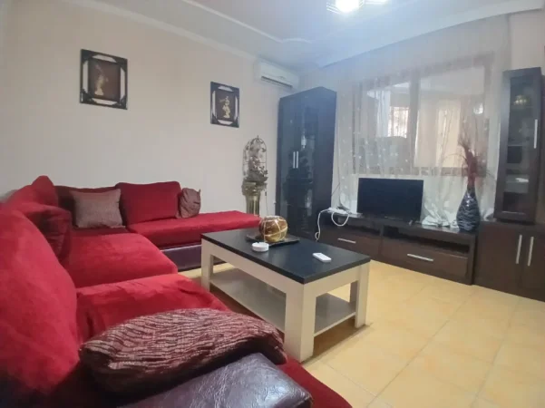 Tirane, jepet me qera apartament 2+1+Ballkon Kati 1, 80 m² 400 € (Ali dem)