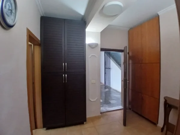 Tirane, jepet me qera apartament 2+1+Ballkon Kati 1, 80 m² 400 € (Ali dem)
