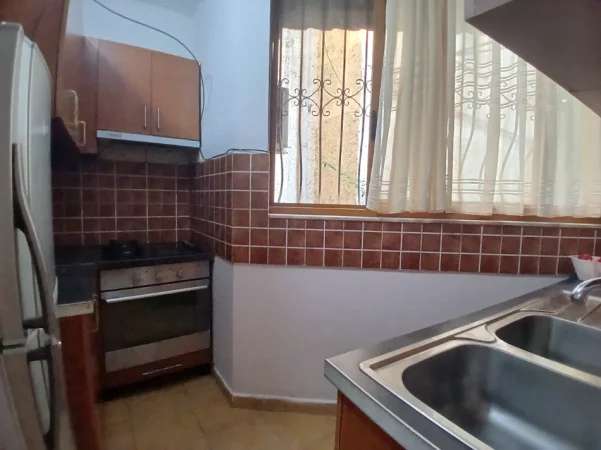 Tirane, jepet me qera apartament 2+1+Ballkon Kati 1, 80 m² 400 € (Ali dem)