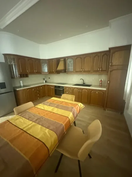 Durres, jepet me qera apartament 2+1 , 100 m² (Ish Rajoni)