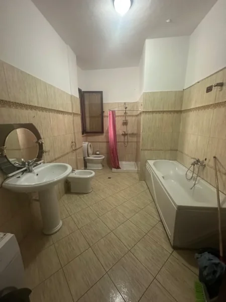 Durres, jepet me qera apartament 2+1 , 100 m² (Ish Rajoni)