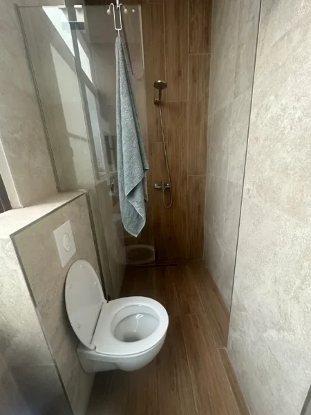 Durres, jepet me qera apartament 2+1 , 100 m² (Ish Rajoni)