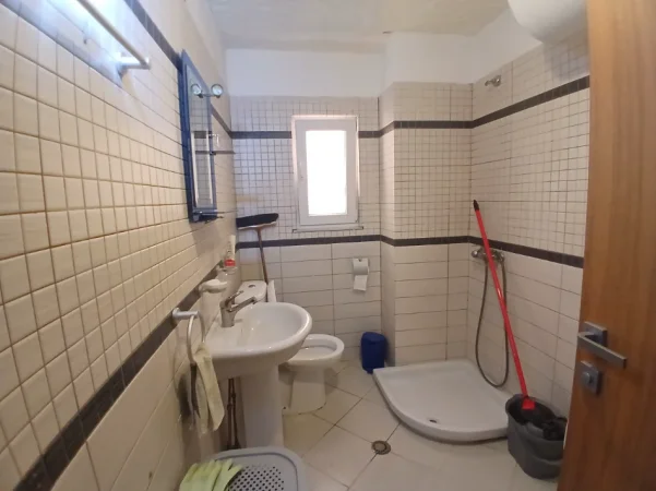 Tirane, jepet me qera apartament 2+1+Ballkon Kati 3, 80 m² 450 € (Market coku)