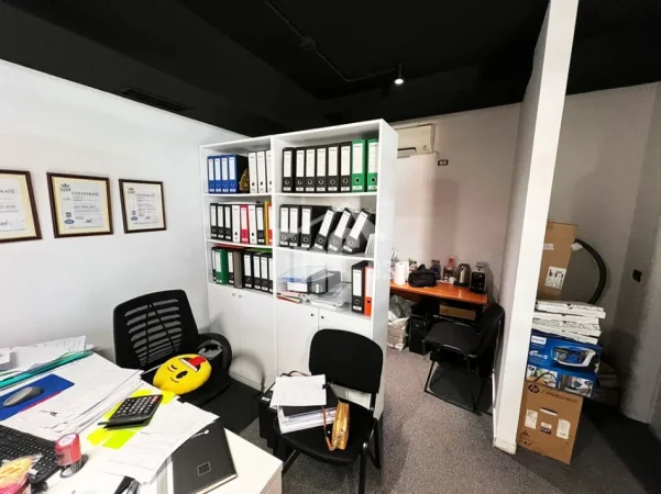 Tirane, jepet me qera zyre Kati 2, 190 m² 1.100 € (TE PAZARI I RI)