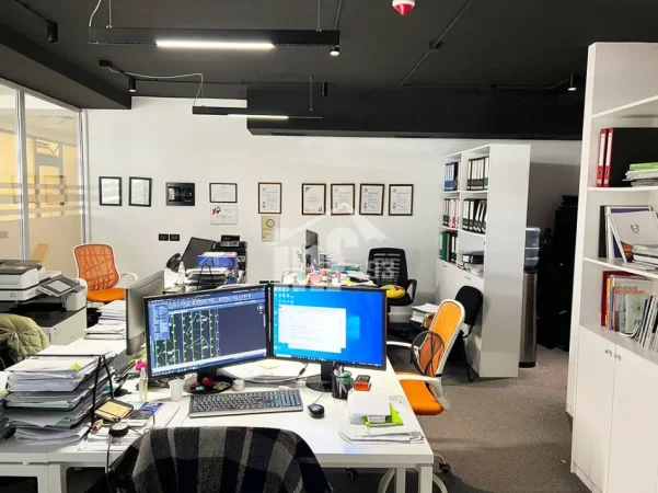 Tirane, jepet me qera zyre Kati 2, 190 m² 1.100 € (TE PAZARI I RI)