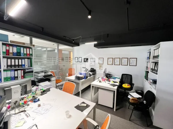 Tirane, jepet me qera zyre Kati 2, 190 m² 1.100 € (TE PAZARI I RI)