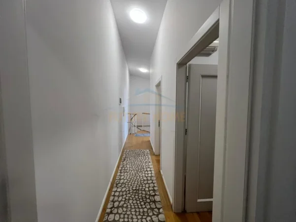 Tirane, jepet me qera apartament duplex 3+1+2. Kati 2, 108 m² 1.070 € (Liqeni Thate)