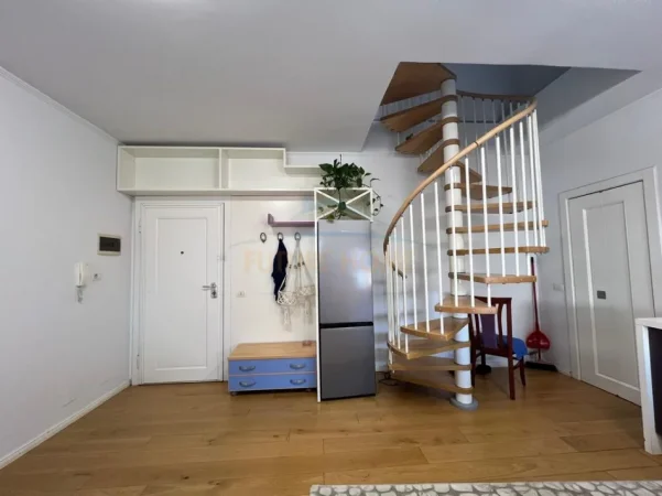 Tirane, jepet me qera apartament duplex 3+1+2. Kati 2, 108 m² 1.070 € (Liqeni Thate)
