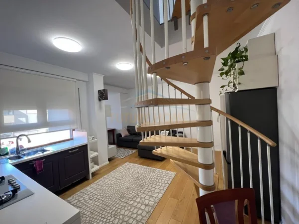 Tirane, jepet me qera apartament duplex 3+1+2. Kati 2, 108 m² 1.070 € (Liqeni Thate)