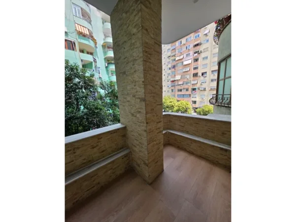 Tirane, shitet apartament 1+1 Kati 3, 44 m² 129.000 € (Komuna e parisit)