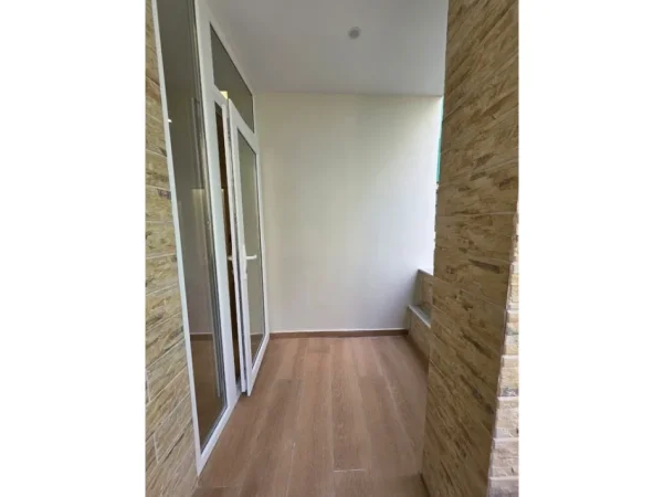 Tirane, shitet apartament 1+1 Kati 3, 44 m² 129.000 € (Komuna e parisit)