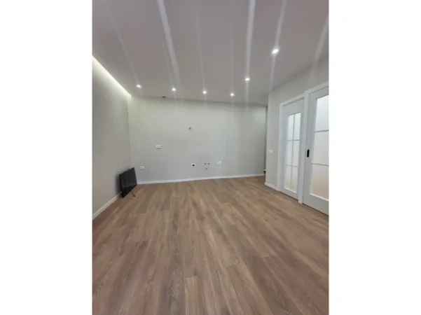 Tirane, shitet apartament 1+1 Kati 3, 44 m² 129.000 € (Komuna e parisit)