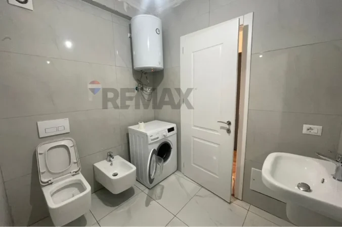 Tirane, jepet me qera apartament 1+1+Ballkon Kati 4, 75 m² 450 € (Vila L Astir)