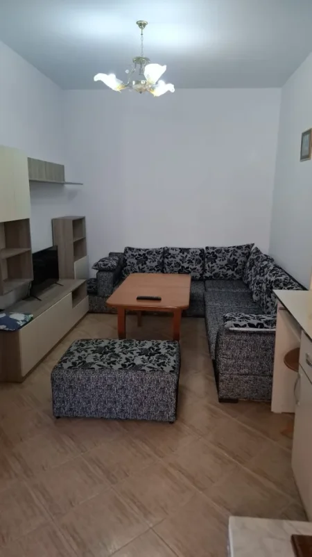 Tirane, jepet me qera apartament 1+1+Aneks+Ballkon Kati 2, 450 € (rruga don bosko)