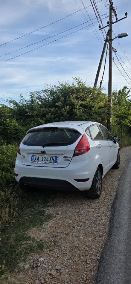 Tirane, shitet makine Ford fiesta Benzin+Gaz, e bardhë manuale