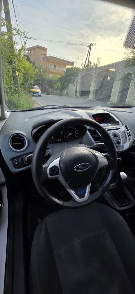 Tirane, shitet makine Ford fiesta Benzin+Gaz, e bardhë manuale
