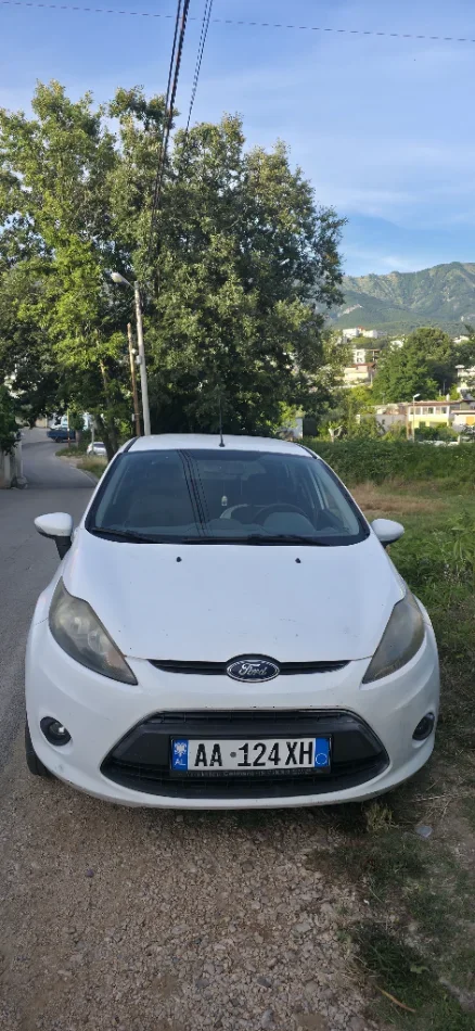 Tirane, shitet makine Ford fiesta Benzin+Gaz, e bardhë manuale