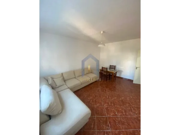 Tirane, jap me qera apartament 1+1+Ballkon Kati 3, 59 m² 400 € (Apartament 1+1 me qira ne Oxhak)
