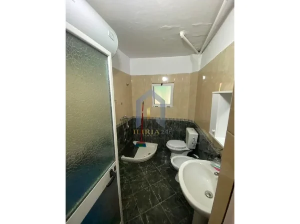 Tirane, jap me qera apartament 1+1+Ballkon Kati 3, 59 m² 400 € (Apartament 1+1 me qira ne Oxhak)