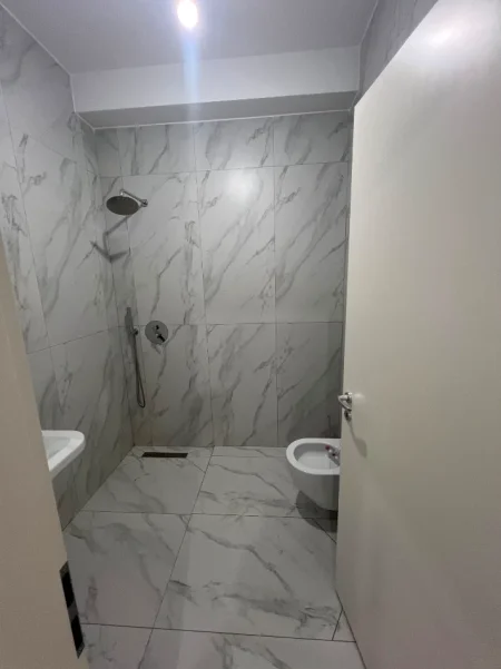 Tirane, jepet me qera apartament 2+1+Ballkon Kati 4, 95 m² 450 € (Rruga Pasho Hysa)