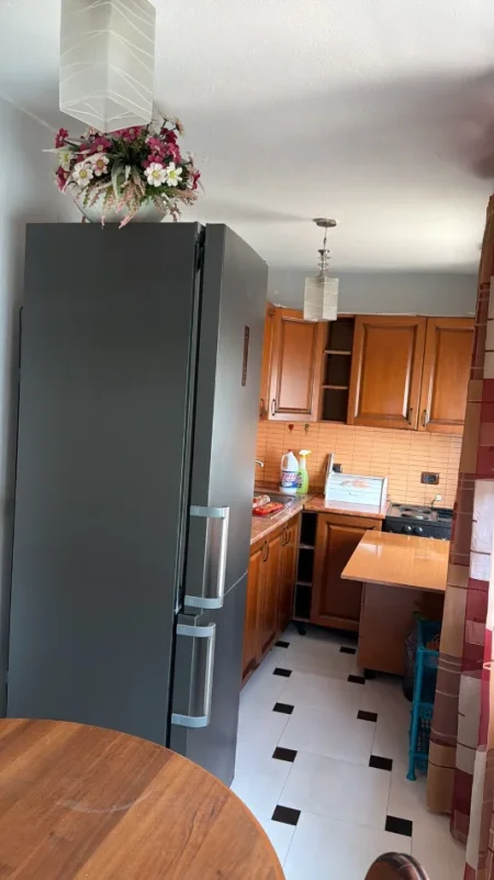 Tirane, jepet me qera apartament 2+1+Ballkon Kati 2, 85 m² 600 € (21 Dhjetori)