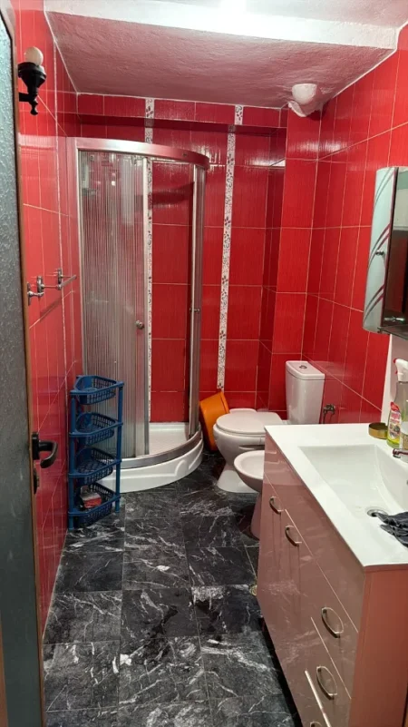 Tirane, jepet me qera apartament 2+1+Ballkon Kati 2, 85 m² 600 € (21 Dhjetori)
