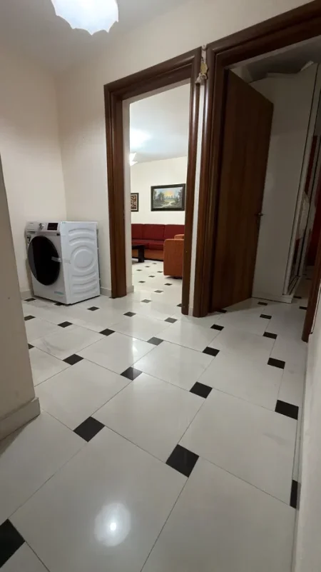 Tirane, jepet me qera apartament 2+1+Ballkon Kati 2, 85 m² 600 € (21 Dhjetori)
