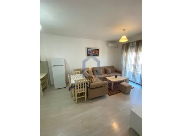 Tirane, jap me qera apartament 3+1+Ballkon Kati 5, 120 m² 650 € (Apartament 3+1+post parkimi me qira ne Kinostudio)