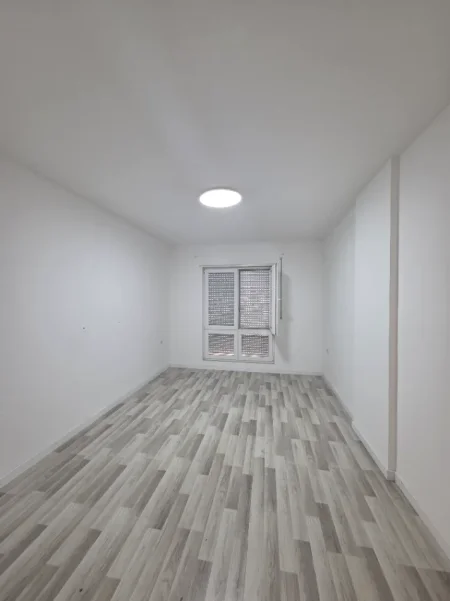 Jepet me qira  2+1+2  prane pazarit te ri 600 €