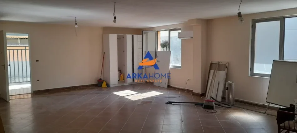 Tirane, jepet me qera ambjent biznesi Kati 1, 76 m² 537 € 