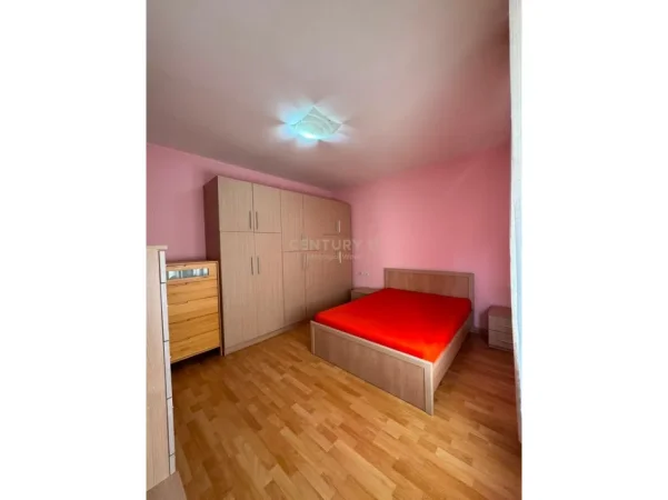 Tirane, jepet me qera apartament 1+1+Ballkon Kati 6, 68 m² 600 € (Pazari i Ri)