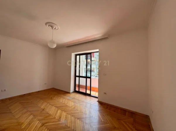 Tirane, jepet me qera zyre Kati 2, 68 m² 800 € (Myslym Shyri)