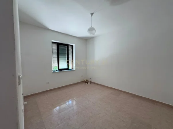 Tirane, jepet me qera zyre Kati 2, 68 m² 800 € (Myslym Shyri)