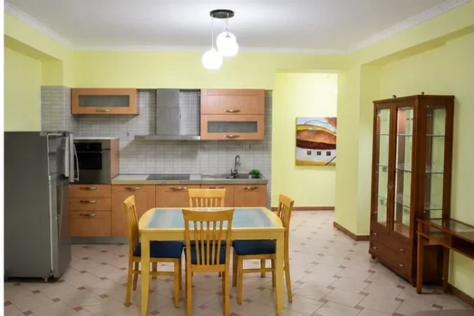 Tirane, jepet me qera apartament 1+1 Kati 2, 70 m² 650 € (Rruga e Durresit)