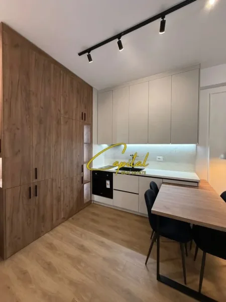 Tirane, jepet me qera apartament 1+1 Kati 5, 60 m² 500 € (ALI DEMI)