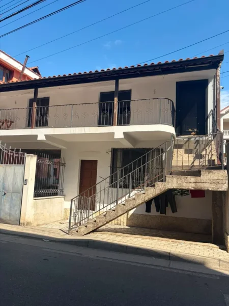 Tirane, jepet me qera apartament 1+1 Kati 2, 75 m² 320 € (Rr.Isuf Balta)